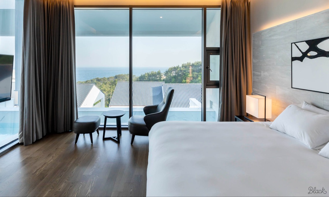 Penthouse Pet Friendly 이미지