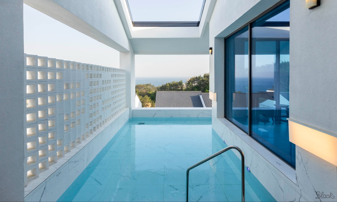 Penthouse Pet Friendly 이미지